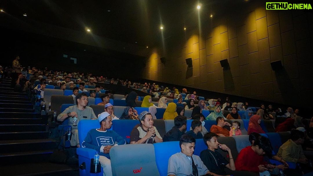 Vino G. Bastian Instagram - UAS Nobar Film Hamka dan Siti Raham Vol 2 di Pekanbaru Riau Bersama Santri UAS dan keluarga menonton Film Buya Hamka dan Siti Raham Vol 2 di CGV Holiday Pekanbaru Riau bersama santri, keluarga besar Yayasan Tabung Wakaf Umat, dan jama’ah. Sebanyak 720 penonton memenuhi tiga studio yang diputar sekaligus di waktu yang sama, di hari Kamis, 21 Desember 2023. Di ujung acara Nobar, UAS menyampaikan 7 pesan; 1. Menonton film seperti melihat kristal. Setiap sisi beda yang nampak. Setiap orang akan beda kesimpulan setelah menyaksikan sebuah film yang ditontonnya. Itu sebabnya beberapa orang yang diminta berkomentar setelah menonton film berbeda komentarnya terhadap film Buya Hamka dan Siti Raham Vol 2. 2. Kehidupan Buya Hamka sebelum kemerdekaan, kita berperang dengan Belanda. Setelah merdeka, di masa orde lama, secara politik, ada pemerintah yang merasa tersindir, Buya Hamka dipenjara. Di masa orde baru, Buya Hamka dituduh menjadi komando jihad/teroris, Buya dituduh menjual negara, dan berbagai tuduhan keji lainnya. Hidup ini banyak ujiannya. Tidak ada istirahatnya. Istirahat kita hanya di surga bersama Rasulullah. 3. Ujian ulama dirasakan juga oleh orang terdekatnya. Ujian Buya Hamka dirasakan oleh istri dan anak-anak Buya Hamka. Anak Buya Hamka sampai makan ubi beracun ketika ditinggal Hamka saat bergerilya ke kampung-kampung. 4. UAS berjumpa dengan Cucu Buya Hamka saat nobar di Padang, UAS tidak tahu dimana rumahnya, UAS tidak tahu dimana keluarga Buya Hamka, tapi buku-buku Buya Hamka bisa UAS nikmati. UAS berpesan kepada para santri, menulislah, supaya orang di masa datang tahu engkau pernah hidup di masa lalu. 5. Orang tua Buya Hamka berpisah, Buya Hamka akhirnya merantau. Tempaan kerasnya kehidupan membuat Buya Hamka teguh. Universitas kehidupan yang membuat Buya Hamka teguh. Kata orang Minang, “Alam takambang jadi guru”. 6. Buya Hamka tidak jadi bunuh diri karena bisikan setan di saat Buya Hamka sedang diuji dengan berbagai fitnah, karena Buya Hamka dikuatkan oleh Ummi Siti Raham. Para istri, jadilah istri yang menguatkan suami, agar suami tetap baik dan tegar dengan kehidupan. Lanjut dikolom komentar…
