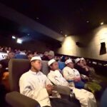 Vino G. Bastian Instagram - UAS Nobar Film Hamka dan Siti Raham Vol 2 di Pekanbaru Riau Bersama Santri  UAS dan keluarga menonton Film Buya Hamka dan Siti Raham Vol 2 di CGV Holiday Pekanbaru Riau bersama santri, keluarga besar Yayasan Tabung Wakaf Umat, dan jama’ah. Sebanyak 720 penonton memenuhi tiga studio yang diputar sekaligus di waktu yang sama, di hari Kamis, 21 Desember 2023. Di ujung acara Nobar, UAS menyampaikan 7 pesan;  1. Menonton film seperti melihat kristal. Setiap sisi beda yang nampak. Setiap orang akan beda kesimpulan setelah menyaksikan sebuah film yang ditontonnya. Itu sebabnya beberapa orang yang diminta berkomentar setelah menonton film berbeda komentarnya terhadap film Buya Hamka dan Siti Raham Vol 2. 2. Kehidupan Buya Hamka sebelum kemerdekaan, kita berperang dengan Belanda. Setelah merdeka, di masa orde lama, secara politik, ada pemerintah yang merasa tersindir, Buya Hamka dipenjara. Di masa orde baru, Buya Hamka dituduh menjadi komando jihad/teroris, Buya dituduh menjual negara, dan berbagai tuduhan keji lainnya. Hidup ini banyak ujiannya. Tidak ada istirahatnya. Istirahat kita hanya di surga bersama Rasulullah. 3. Ujian ulama dirasakan juga oleh orang terdekatnya. Ujian Buya Hamka dirasakan oleh istri dan anak-anak Buya Hamka. Anak Buya Hamka sampai makan ubi beracun ketika ditinggal Hamka saat bergerilya ke kampung-kampung. 4. UAS berjumpa dengan Cucu Buya Hamka saat nobar di Padang, UAS tidak tahu dimana rumahnya, UAS tidak tahu dimana keluarga Buya Hamka, tapi buku-buku Buya Hamka bisa UAS nikmati. UAS berpesan kepada para santri, menulislah, supaya orang di masa datang tahu engkau pernah hidup di masa lalu. 5. Orang tua Buya Hamka berpisah, Buya Hamka akhirnya merantau. Tempaan kerasnya kehidupan membuat Buya Hamka teguh. Universitas kehidupan yang membuat Buya Hamka teguh. Kata orang Minang, “Alam takambang jadi guru”. 6. Buya Hamka tidak jadi bunuh diri karena bisikan setan di saat Buya Hamka sedang diuji dengan berbagai fitnah, karena Buya Hamka dikuatkan oleh Ummi Siti Raham. Para istri, jadilah istri yang menguatkan suami, agar suami tetap baik dan tegar dengan kehidupan. Lanjut dikolom komentar…
