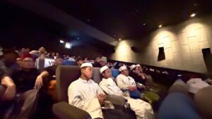 Vino G. Bastian Instagram - UAS Nobar Film Hamka dan Siti Raham Vol 2 di Pekanbaru Riau Bersama Santri  UAS dan keluarga menonton Film Buya Hamka dan Siti Raham Vol 2 di CGV Holiday Pekanbaru Riau bersama santri, keluarga besar Yayasan Tabung Wakaf Umat, dan jama’ah. Sebanyak 720 penonton memenuhi tiga studio yang diputar sekaligus di waktu yang sama, di hari Kamis, 21 Desember 2023. Di ujung acara Nobar, UAS menyampaikan 7 pesan;  1. Menonton film seperti melihat kristal. Setiap sisi beda yang nampak. Setiap orang akan beda kesimpulan setelah menyaksikan sebuah film yang ditontonnya. Itu sebabnya beberapa orang yang diminta berkomentar setelah menonton film berbeda komentarnya terhadap film Buya Hamka dan Siti Raham Vol 2. 2. Kehidupan Buya Hamka sebelum kemerdekaan, kita berperang dengan Belanda. Setelah merdeka, di masa orde lama, secara politik, ada pemerintah yang merasa tersindir, Buya Hamka dipenjara. Di masa orde baru, Buya Hamka dituduh menjadi komando jihad/teroris, Buya dituduh menjual negara, dan berbagai tuduhan keji lainnya. Hidup ini banyak ujiannya. Tidak ada istirahatnya. Istirahat kita hanya di surga bersama Rasulullah. 3. Ujian ulama dirasakan juga oleh orang terdekatnya. Ujian Buya Hamka dirasakan oleh istri dan anak-anak Buya Hamka. Anak Buya Hamka sampai makan ubi beracun ketika ditinggal Hamka saat bergerilya ke kampung-kampung. 4. UAS berjumpa dengan Cucu Buya Hamka saat nobar di Padang, UAS tidak tahu dimana rumahnya, UAS tidak tahu dimana keluarga Buya Hamka, tapi buku-buku Buya Hamka bisa UAS nikmati. UAS berpesan kepada para santri, menulislah, supaya orang di masa datang tahu engkau pernah hidup di masa lalu. 5. Orang tua Buya Hamka berpisah, Buya Hamka akhirnya merantau. Tempaan kerasnya kehidupan membuat Buya Hamka teguh. Universitas kehidupan yang membuat Buya Hamka teguh. Kata orang Minang, “Alam takambang jadi guru”. 6. Buya Hamka tidak jadi bunuh diri karena bisikan setan di saat Buya Hamka sedang diuji dengan berbagai fitnah, karena Buya Hamka dikuatkan oleh Ummi Siti Raham. Para istri, jadilah istri yang menguatkan suami, agar suami tetap baik dan tegar dengan kehidupan. Lanjut dikolom komentar…