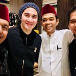 Vino G. Bastian Instagram - #REPOST @ustadzabdulsomad_official Saksikan Film Buya ‘Hamka & Siti Raham’ di bioskop seluruh indonesia, mulai 21 Desember 2023. Ajak seluruh keluarga serta sahabat nonton film kebaikan ini. MasyaAllah tabarakAllah terima kasih banyak Tuan Guru @ustadzabdulsomad_official 🙏🏼 XXI Transmart Padang