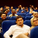 Vino G. Bastian Instagram - PONTIANAK luar biasa 🙏🏼 Penuh haru dan ilmu. MasyaAllah terima kasih banyak Ustadz @luqmanulhakimpontianak sudah mengundang dan membuat Gala Premier Film ‘HAMKA & SITI RAHAM’ yang dikhususkan untuk para satri yatim dan penghafal Qur’an. Dihadiri pula oleh banyak Ulama, Ustadzah, TNI, dan komunitas setempat. Semoga banyak membawa kebaikan untuk kita semua. Aamiiin.