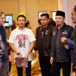 Vino G. Bastian Instagram - PONTIANAK luar biasa 🙏🏼 Penuh haru dan ilmu. MasyaAllah terima kasih banyak Ustadz @luqmanulhakimpontianak sudah mengundang dan membuat Gala Premier Film ‘HAMKA & SITI RAHAM’ yang dikhususkan untuk para satri yatim dan penghafal Qur’an. Dihadiri pula oleh banyak Ulama, Ustadzah, TNI, dan komunitas setempat. Semoga banyak membawa kebaikan untuk kita semua. Aamiiin.