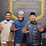 Vino G. Bastian Instagram - PONTIANAK luar biasa 🙏🏼 Penuh haru dan ilmu. MasyaAllah terima kasih banyak Ustadz @luqmanulhakimpontianak sudah mengundang dan membuat Gala Premier Film ‘HAMKA & SITI RAHAM’ yang dikhususkan untuk para satri yatim dan penghafal Qur’an. Dihadiri pula oleh banyak Ulama, Ustadzah, TNI, dan komunitas setempat. Semoga banyak membawa kebaikan untuk kita semua. Aamiiin.