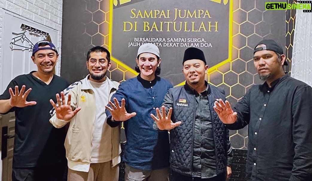 Vino G. Bastian Instagram - PONTIANAK luar biasa 🙏🏼 Penuh haru dan ilmu. MasyaAllah terima kasih banyak Ustadz @luqmanulhakimpontianak sudah mengundang dan membuat Gala Premier Film ‘HAMKA & SITI RAHAM’ yang dikhususkan untuk para satri yatim dan penghafal Qur’an. Dihadiri pula oleh banyak Ulama, Ustadzah, TNI, dan komunitas setempat. Semoga banyak membawa kebaikan untuk kita semua. Aamiiin.
