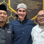 Vino G. Bastian Instagram - PONTIANAK luar biasa 🙏🏼 Penuh haru dan ilmu. MasyaAllah terima kasih banyak Ustadz @luqmanulhakimpontianak sudah mengundang dan membuat Gala Premier Film ‘HAMKA & SITI RAHAM’ yang dikhususkan untuk para satri yatim dan penghafal Qur’an. Dihadiri pula oleh banyak Ulama, Ustadzah, TNI, dan komunitas setempat. Semoga banyak membawa kebaikan untuk kita semua. Aamiiin.
