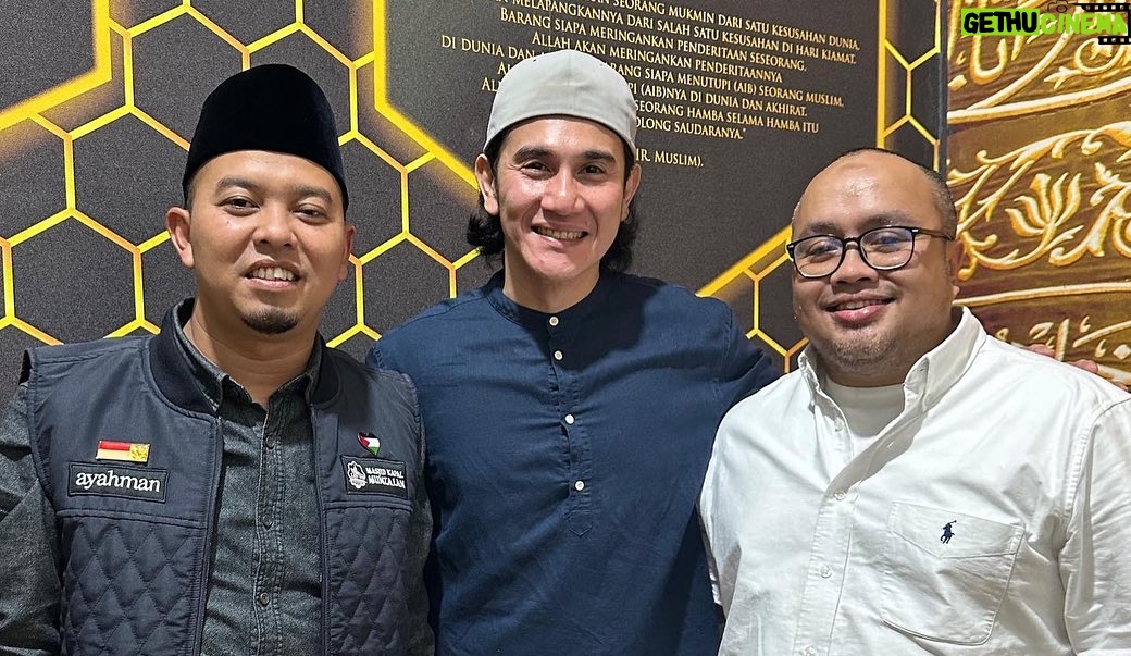 Vino G. Bastian Instagram - PONTIANAK luar biasa 🙏🏼 Penuh haru dan ilmu. MasyaAllah terima kasih banyak Ustadz @luqmanulhakimpontianak sudah mengundang dan membuat Gala Premier Film ‘HAMKA & SITI RAHAM’ yang dikhususkan untuk para satri yatim dan penghafal Qur’an. Dihadiri pula oleh banyak Ulama, Ustadzah, TNI, dan komunitas setempat. Semoga banyak membawa kebaikan untuk kita semua. Aamiiin.