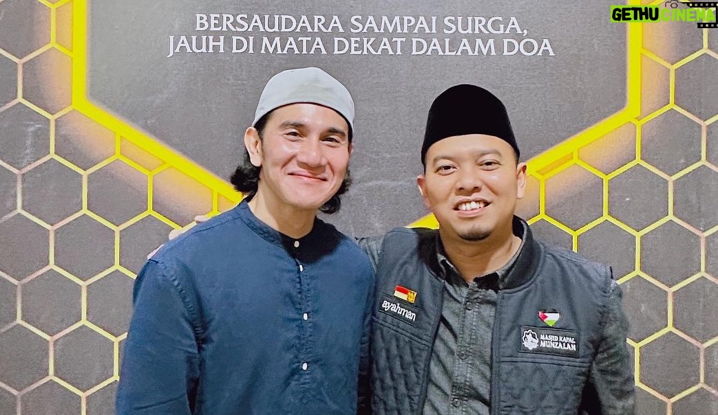 Vino G. Bastian Instagram - PONTIANAK luar biasa 🙏🏼 Penuh haru dan ilmu. MasyaAllah terima kasih banyak Ustadz @luqmanulhakimpontianak sudah mengundang dan membuat Gala Premier Film ‘HAMKA & SITI RAHAM’ yang dikhususkan untuk para satri yatim dan penghafal Qur’an. Dihadiri pula oleh banyak Ulama, Ustadzah, TNI, dan komunitas setempat. Semoga banyak membawa kebaikan untuk kita semua. Aamiiin.