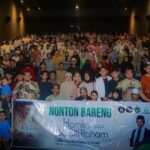 Vino G. Bastian Instagram - UAS Nobar Film Hamka dan Siti Raham Vol 2 di Pekanbaru Riau Bersama Santri  UAS dan keluarga menonton Film Buya Hamka dan Siti Raham Vol 2 di CGV Holiday Pekanbaru Riau bersama santri, keluarga besar Yayasan Tabung Wakaf Umat, dan jama’ah. Sebanyak 720 penonton memenuhi tiga studio yang diputar sekaligus di waktu yang sama, di hari Kamis, 21 Desember 2023. Di ujung acara Nobar, UAS menyampaikan 7 pesan;  1. Menonton film seperti melihat kristal. Setiap sisi beda yang nampak. Setiap orang akan beda kesimpulan setelah menyaksikan sebuah film yang ditontonnya. Itu sebabnya beberapa orang yang diminta berkomentar setelah menonton film berbeda komentarnya terhadap film Buya Hamka dan Siti Raham Vol 2. 2. Kehidupan Buya Hamka sebelum kemerdekaan, kita berperang dengan Belanda. Setelah merdeka, di masa orde lama, secara politik, ada pemerintah yang merasa tersindir, Buya Hamka dipenjara. Di masa orde baru, Buya Hamka dituduh menjadi komando jihad/teroris, Buya dituduh menjual negara, dan berbagai tuduhan keji lainnya. Hidup ini banyak ujiannya. Tidak ada istirahatnya. Istirahat kita hanya di surga bersama Rasulullah. 3. Ujian ulama dirasakan juga oleh orang terdekatnya. Ujian Buya Hamka dirasakan oleh istri dan anak-anak Buya Hamka. Anak Buya Hamka sampai makan ubi beracun ketika ditinggal Hamka saat bergerilya ke kampung-kampung. 4. UAS berjumpa dengan Cucu Buya Hamka saat nobar di Padang, UAS tidak tahu dimana rumahnya, UAS tidak tahu dimana keluarga Buya Hamka, tapi buku-buku Buya Hamka bisa UAS nikmati. UAS berpesan kepada para santri, menulislah, supaya orang di masa datang tahu engkau pernah hidup di masa lalu. 5. Orang tua Buya Hamka berpisah, Buya Hamka akhirnya merantau. Tempaan kerasnya kehidupan membuat Buya Hamka teguh. Universitas kehidupan yang membuat Buya Hamka teguh. Kata orang Minang, “Alam takambang jadi guru”. 6. Buya Hamka tidak jadi bunuh diri karena bisikan setan di saat Buya Hamka sedang diuji dengan berbagai fitnah, karena Buya Hamka dikuatkan oleh Ummi Siti Raham. Para istri, jadilah istri yang menguatkan suami, agar suami tetap baik dan tegar dengan kehidupan. Lanjut dikolom komentar…