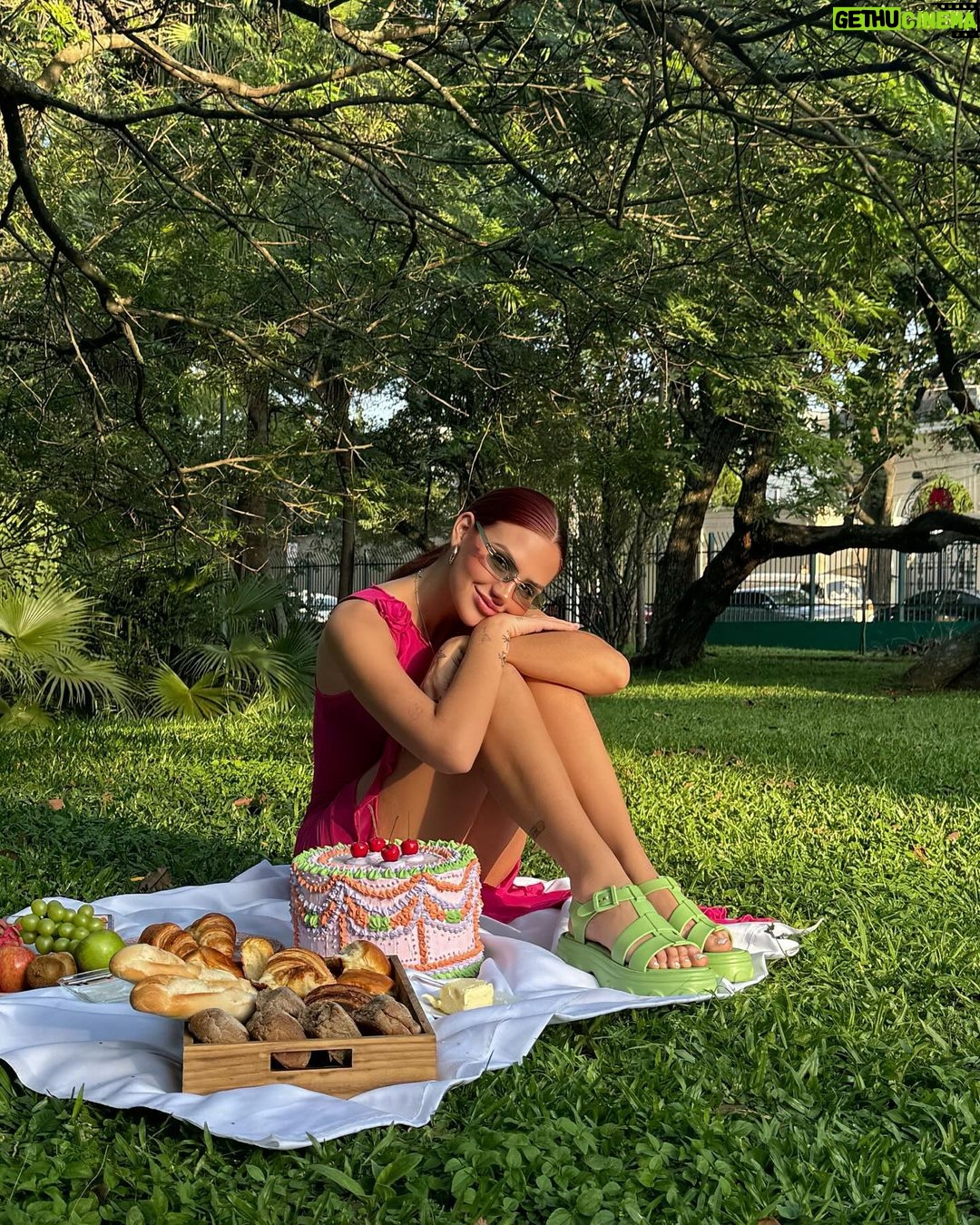 Virgínia Wanderley Instagram - Final de ano chegando e finalmente o verão... ☀️ E pra me acompanhar, to sempre com @melissaoficial ! Olha essa que eu escolhi, Melissa Ella na minha cor favorita: verde! Linda né? 💚 Já corre pro site e pro Clube Melissa mais próximo de voce pra garantir aqueleeee presente! Ah, e não esquece de usar meu cupom VIVI10! Ansiosa pra ver voces arrasando de Melissa por aí... 👀 *publicidade
