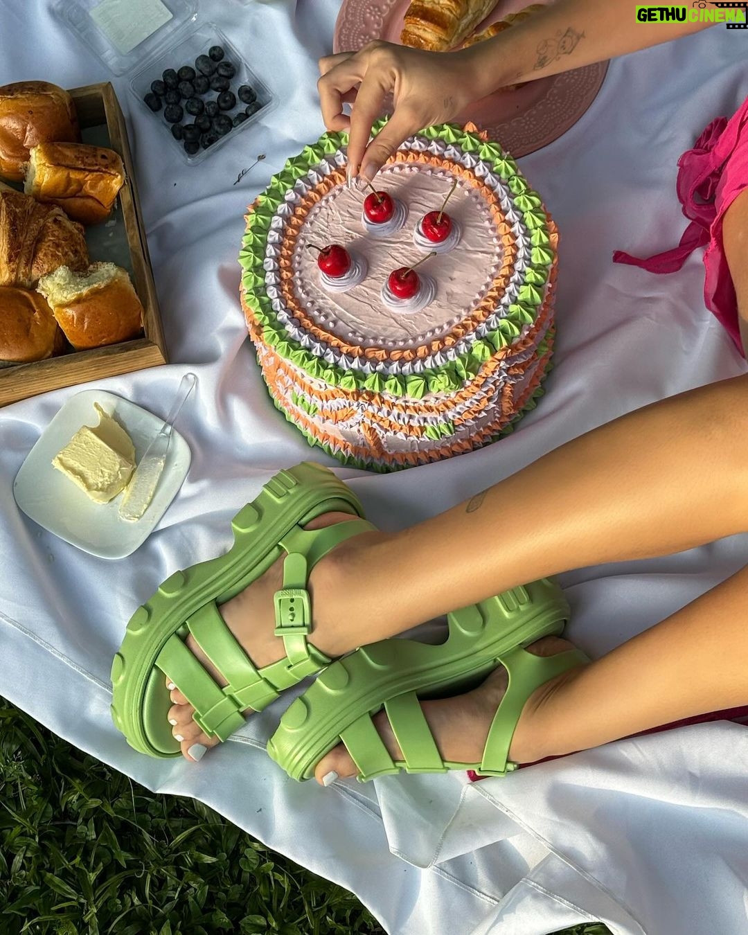 Virgínia Wanderley Instagram - Final de ano chegando e finalmente o verão... ☀️ E pra me acompanhar, to sempre com @melissaoficial ! Olha essa que eu escolhi, Melissa Ella na minha cor favorita: verde! Linda né? 💚 Já corre pro site e pro Clube Melissa mais próximo de voce pra garantir aqueleeee presente! Ah, e não esquece de usar meu cupom VIVI10! Ansiosa pra ver voces arrasando de Melissa por aí... 👀 *publicidade