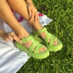 Virgínia Wanderley Instagram - Final de ano chegando e finalmente o verão... ☀️ E pra me acompanhar, to sempre com @melissaoficial ! Olha essa que eu escolhi, Melissa Ella na minha cor favorita: verde! Linda né? 💚 Já corre pro site e pro Clube Melissa mais próximo de voce pra garantir aqueleeee presente! Ah, e não esquece de usar meu cupom VIVI10! Ansiosa pra ver voces arrasando de Melissa por aí... 👀 *publicidade