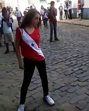 Virgínia Wanderley Instagram - Meu primeiro dia na #FarofaDaGkay e o tema da festa de hoje é MEMES 😂 lembram desse?