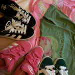 Virgínia Wanderley Instagram - 3 looks com 3 versões do 👟Adidas Campus 00’👟 🩷🖤💚 @bunnyresell // gostaram? São Paulo, Brazil