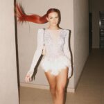 Virgínia Wanderley Instagram - Pronta pro meu primeiro dia de carnaval, bom te ver de novo @nossocamarote 🤍🌟 BORA PRA SAPUCAÍ ph @bielldream styling @dudufarias make @di.rodriguesss hair @tomsantosbeauty Rio de Janeiro, Rio de Janeiro