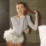 Virgínia Wanderley Instagram - Pronta pro meu primeiro dia de carnaval, bom te ver de novo @nossocamarote 🤍🌟 BORA PRA SAPUCAÍ ph @bielldream styling @dudufarias make @di.rodriguesss hair @tomsantosbeauty Rio de Janeiro, Rio de Janeiro
