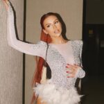 Virgínia Wanderley Instagram - Pronta pro meu primeiro dia de carnaval, bom te ver de novo @nossocamarote 🤍🌟 BORA PRA SAPUCAÍ ph @bielldream styling @dudufarias make @di.rodriguesss hair @tomsantosbeauty Rio de Janeiro, Rio de Janeiro