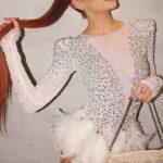 Virgínia Wanderley Instagram - Pronta pro meu primeiro dia de carnaval, bom te ver de novo @nossocamarote 🤍🌟 BORA PRA SAPUCAÍ ph @bielldream styling @dudufarias make @di.rodriguesss hair @tomsantosbeauty Rio de Janeiro, Rio de Janeiro