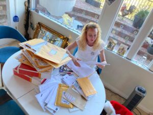 Virginia Madsen Instagram - Fan mail day! Christmas Eve has brought great tidings of joy. Thank you all so much. From the bottom of my heart with gratitude may we all enjoy a happy new year. Love Madly from V.