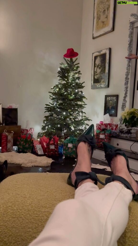 Virginia Madsen Instagram - Happy Christmas from us hill people thanks to @sidewalksingers