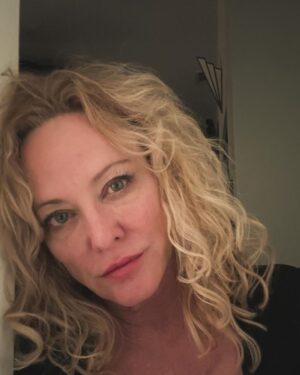 Virginia Madsen Instagram - Tis the season to be thoughtful. Look for someone who is in need and for places where you can be helpful. #secretsanta #christmas