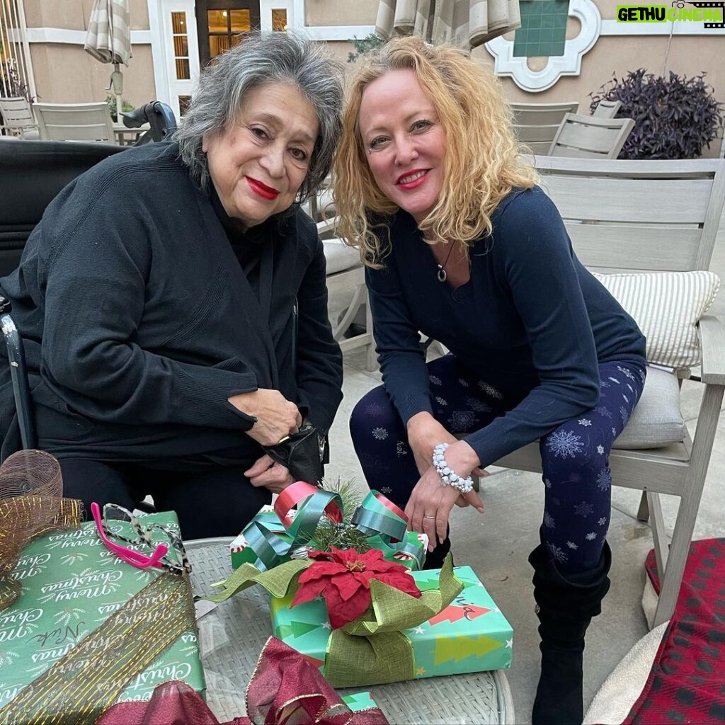 Virginia Madsen Instagram - My spirit guide and comedy guru Liz Torres. #gilmoregirls #christmas #family with @shellycole88 @narcissusholmes @zimmermanstan