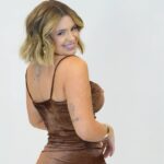 Vitória Moraes Instagram - Vi vários comentários assim “ela tá com crise de identidade, mudando várias vezes, não tá se reconhecendo”… E é verdade! Depois que virei mãe, vivi muitos conflitos internos, tive dificuldade de entender todas as mudanças na minha vida ao mesmo tempo! Eu me olhava no espelho e não entendia o que via, era confuso pra mim! Sabia que não era mais uma menina, mas também sabia que minha idade ainda era pouca. Devo parecer a “mãe” que todas são taxadas? Com roupas mais cobertas e sérias. Ou ainda devo ser uma “menina” seguindo meus 23 anos? Como acho um equilibro nisso? Quem eu sou? Quem eu quero ser? 9 meses pós parto. 9 meses pra entender que essa sou eu, não tô falando do cabelo! Mas uma mãe, que as vezes ainda é uma menina, e uma mãe que as vezes é uma completa mulher madura e velha kkkk! Não tem porque eu ser uma só! E vi INÚMEROS comentários falando “esse cabelo envelheceu ela”. Pois saibam que então, eu queria mais era ser velha, porque nunca me senti tão eu na minha vida! Nunca me senti tão linda, parece que finalmente me achei, ou achei o que estava procurando, que nem eu sei exatamente ao certo o que era!
