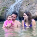 Vitória Moraes Instagram - O primeiro banho de cachoeira ela não esquece e a gente também não ☀️💜 Mamãe toda feliz em ver ela se desenvolvendo e papai todo emocionado em apresentar o mundo pra ela! Te amamos filha! Bonito, Mato Grosso do Sul