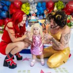 Vitória Moraes Instagram – As Spice Girls! Quem aguenta a lua com essa plataforma no pé? Kkkk 💜

Foto: @fabiana_monteiro_fotografia Decoração: @by_dianamota 
Personalizados de luxo: @welovemimos_ 
Bolo e doces: @rabellocaique 
Lembrancinhas: @ateliebyneidebarbosa 
Flores: @lojabeatrizflores 
Painel de Led: @agenciae 
Painéis decorativos: @knartespaineis_ 
Projeto 3D: @brilliantsprojetos 
Iluminação: @casaliluminadoeventos 
Balões: @mixbaloes 
Itens de decoração:
@moveisdonafernanda