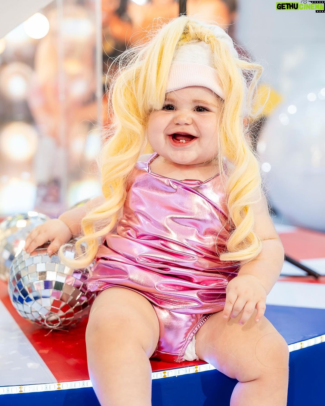 Vitória Moraes Instagram - As Spice Girls! Quem aguenta a lua com essa plataforma no pé? Kkkk 💜 Foto: @fabiana_monteiro_fotografia Decoração: @by_dianamota Personalizados de luxo: @welovemimos_ Bolo e doces: @rabellocaique Lembrancinhas: @ateliebyneidebarbosa Flores: @lojabeatrizflores Painel de Led: @agenciae Painéis decorativos: @knartespaineis_ Projeto 3D: @brilliantsprojetos Iluminação: @casaliluminadoeventos Balões: @mixbaloes Itens de decoração: @moveisdonafernanda