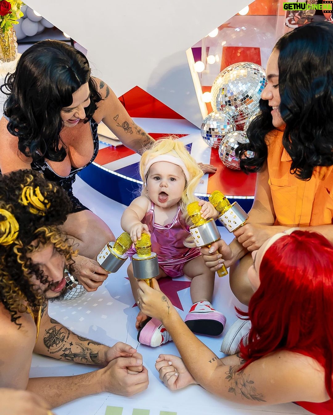 Vitória Moraes Instagram - As Spice Girls! Quem aguenta a lua com essa plataforma no pé? Kkkk 💜 Foto: @fabiana_monteiro_fotografia Decoração: @by_dianamota Personalizados de luxo: @welovemimos_ Bolo e doces: @rabellocaique Lembrancinhas: @ateliebyneidebarbosa Flores: @lojabeatrizflores Painel de Led: @agenciae Painéis decorativos: @knartespaineis_ Projeto 3D: @brilliantsprojetos Iluminação: @casaliluminadoeventos Balões: @mixbaloes Itens de decoração: @moveisdonafernanda