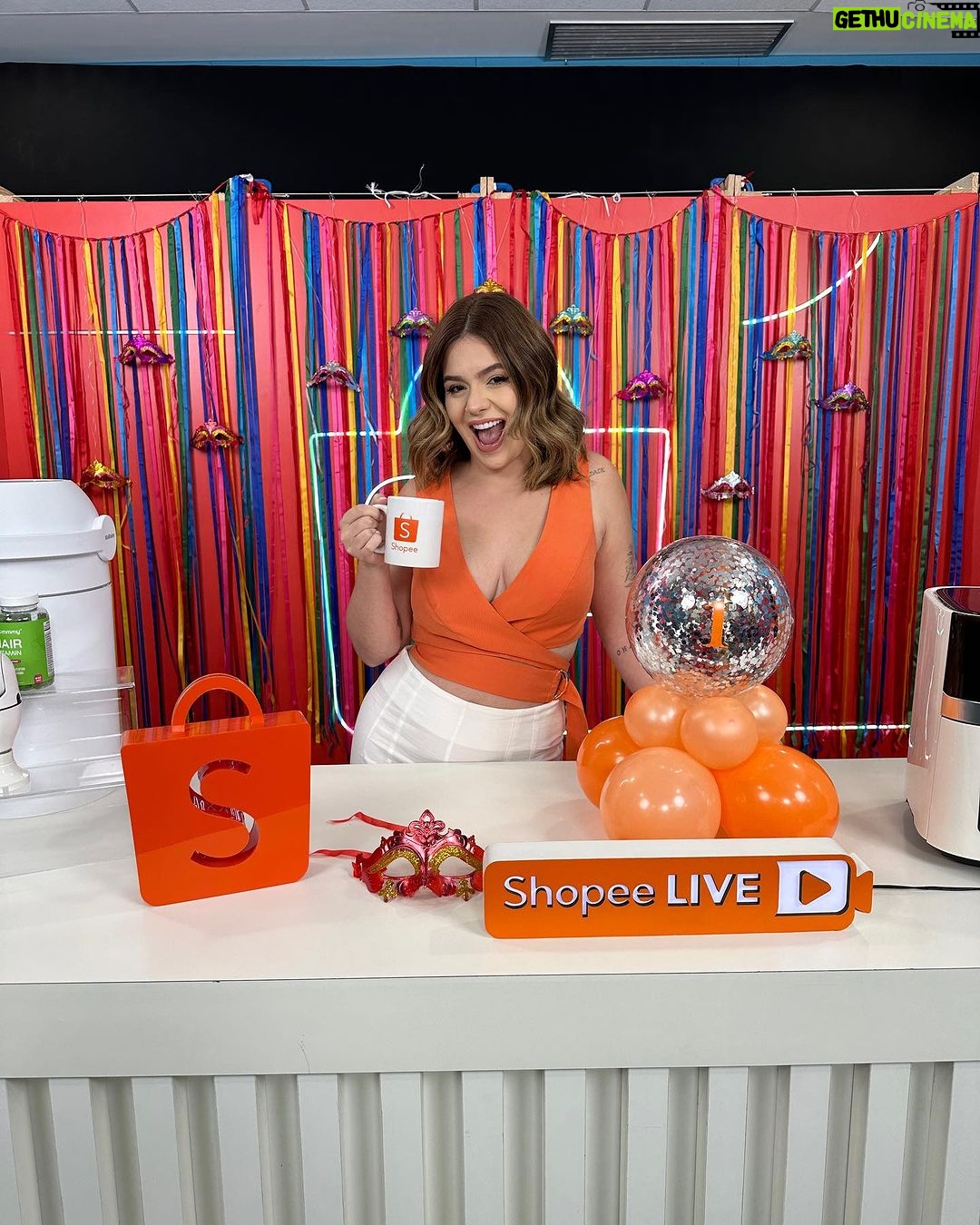 Vitória Moraes Instagram - A primeira live do ano com a Dona Shô! @shopee_br 🧡 Hoje é 02.02 e não poderia ser diferente, né?! A partir das 13h vou estar ao vivo com a Shopee com muita promoção, cupons e fofocas com vocês! Hahaha Corre para o app que estou esperando vocês! #publicidade