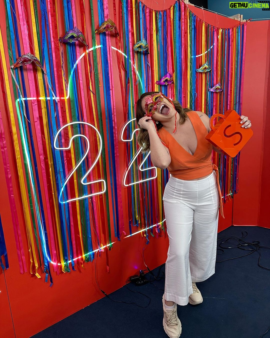 Vitória Moraes Instagram - A primeira live do ano com a Dona Shô! @shopee_br 🧡 Hoje é 02.02 e não poderia ser diferente, né?! A partir das 13h vou estar ao vivo com a Shopee com muita promoção, cupons e fofocas com vocês! Hahaha Corre para o app que estou esperando vocês! #publicidade