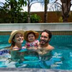 Vitória Moraes Instagram - Mãe e filha patricinhas com café da manhã flutuante e chapeuzinho combinando sim ☀️💜 Pousada Arte da Natureza