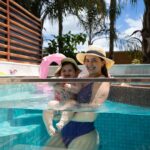 Vitória Moraes Instagram - Mãe e filha patricinhas com café da manhã flutuante e chapeuzinho combinando sim ☀️💜 Pousada Arte da Natureza