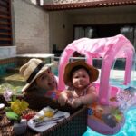 Vitória Moraes Instagram - Mãe e filha patricinhas com café da manhã flutuante e chapeuzinho combinando sim ☀️💜 Pousada Arte da Natureza