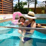 Vitória Moraes Instagram - Mãe e filha patricinhas com café da manhã flutuante e chapeuzinho combinando sim ☀️💜 Pousada Arte da Natureza