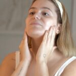 Vitória Moraes Instagram - Eu sou apaixonada em skincare é óbvio que eu ia entrar nessa trend! 😍 Eu sou apaixonada em skincare e é óbvio que eu uso os produtos de cuidados faciais @garnierbrasil, que contém o gel 3 em 1, que limpa e esfolia ao mesmo tempo, com ação antiacne e anti oleosidade. E também o Sérum Uniform & Mate antiacne, que garante o tratamento sem ressecar a pele. E vocês? Também são apaixonadas por skincare? #NovoAntiacneGarnier #Antiacne #GarnierSkinCare