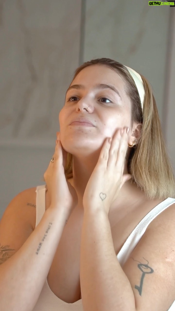 Vitória Moraes Instagram - Eu sou apaixonada em skincare é óbvio que eu ia entrar nessa trend! 😍 Eu sou apaixonada em skincare e é óbvio que eu uso os produtos de cuidados faciais @garnierbrasil, que contém o gel 3 em 1, que limpa e esfolia ao mesmo tempo, com ação antiacne e anti oleosidade. E também o Sérum Uniform & Mate antiacne, que garante o tratamento sem ressecar a pele. E vocês? Também são apaixonadas por skincare? #NovoAntiacneGarnier #Antiacne #GarnierSkinCare