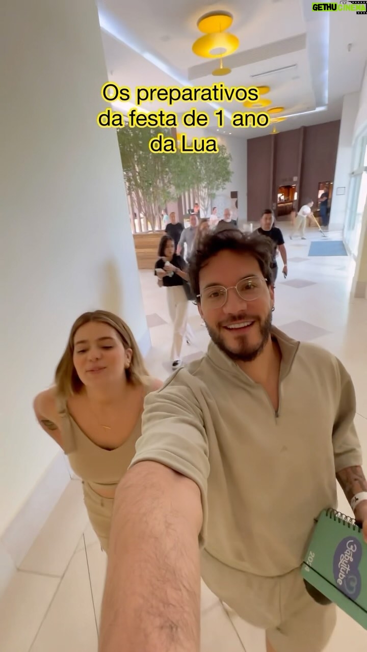 Vitória Moraes Instagram - Uma curiosidade da festa de 1 ano da Lua é que nós estamos planejando ela desde que a Lua tinha 7 meses e agora que está faltando menos de 2 meses, a gente tá a todo vapor e gravamos os bastidores pra vocês já que todo mundo que encontra com a gente fala “eu quero ver é a festa de 1 ano” Estamos animadoooss. Obrigado pra todo mundo que está com a gente nessa fazendo acontecer. Vai ficar lindaaaa Decoradora @by_dianamota Assessoria @simplesassim