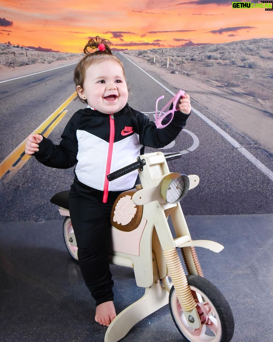 Vitória Moraes Instagram - Eu sou motoqueira galela! Me segura, que no meu acompanhamento de 10 meses eu peguei minha motinho e meu óculos