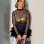 Vitória Moraes Instagram - É o vale Night da mamãe! Vamos assistir o desfile das campeãssss Make e cabelo: @taticoelhomakeup Stylist: @paty_passos