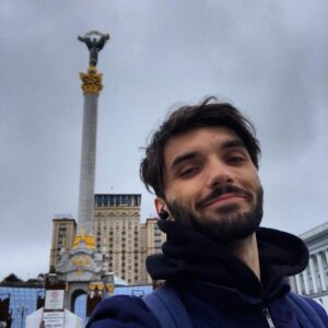 Vitalii Hordiienko Instagram - Я переїхав до Києва.🤯 Хотів зробити патосне фото або епічне відео про цю подію, але настрій просто клацнути селфі у центрі міста. 🤷‍♂️ Але головне в цьому переїзді це те, що я доступний для співпраць, кастингів, зустрічей, нових проєктів🤟🏻 Тепер я в доступності 30 хв на метро, а не 6 годин у потязі, тому якщо маєте цікаві ідеї - не соромтесь, пишіть, щось вигадаємо! P.S. Для тих хто цікавиться чому я переїхав, ось відповідь. Французький письменник Гі де Мопассан недолюблював Ейфелеву вежу, але постійно заходив у кафе, яке у ній знаходиться, тому що це було єдине місце в Парижі звідки її не видно. Ось і я за таким же принципом переїхав до Києва. Це ж саме так працює, правда?) Kyiv, Ukraine