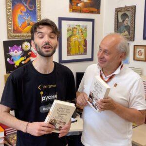 Vitalii Hordiienko Instagram - Познайомився з прекрасним Іваном Малковичем і ми разом радимо вам до прочитання роман «Одного разу в Голівуді» від Квентіна Тарантіно. Це розширена версія фільму, видана вперше українською від «А-ба-ба-га-ла-ма-га»

Тримайте ще промокод на знижку в 5% від мене: kinoman5