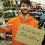 Vitalii Hordiienko Instagram - Свіжі нитки замовляли?🧵 🔸 Сьогодні на цілу годину став продавцем, щоправда не ниток, а шкарпеток від @dodosocks 🧦 🔸 Для чого це було? Бо всі зібрані гроші за два дні продажів пішли на потреби української армії у фонд «Повернись живим». Я був надзвичайно щасливим долучитись до такої події і хоч трішки допомогти зібрати цю суму, а саме 500 000 грн, які як ви бачите, успішно були зібрані, ба навіть більше назбирали. 🔸 Тим більше компанія під час події у мене була чудова🙂 Kyiv, Ukraine