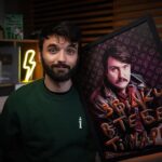 Vitalii Hordiienko Instagram - Одного разу Володимир Івасюк написав оркестровку на близько 80 чоловік за одну ніч. Публіка була в захваті, музика звучала ідеально. Але ми не Володимир Івасюк і попри те, що три ночі майже не спали, але не встигли завершити фільм про нього до 22 травня (а я анонсував, що саме в цей день вийде відео) Я би міг опублікувати те, що ми встигли зробити, аби стримати обіцянку, але не хочеться 3 місяці грунтовної роботи закінчити аби як. Тому пробачте і трішки зачекайте. Уже не буду ставити дату прем'єри, бо не хочу знову вибачатись раптом що, але в найближчі дні відео буде. Ми будемо поспішати. Дякую усім хто чекає! Ukraine