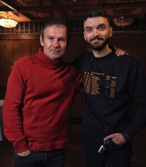Vitalii Hordiienko Instagram - Офіційно розпочали знімання документалки про Володимира Івасюка🔥

Першим гостем став Святослав Вакарчук🤩

Він є фанатом Володимира і профінансував один із трьох в Україні пам‘ятників композитору🎼

Дякуємо Святославу за те, що погодився поспілкуватись з нами, це дуже важливо🤝

Кого ще хочете бачити в цьому фільмі?