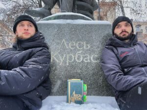Vitalii Hordiienko Instagram - «Феномен Курбаса». Премʼєра весною 2024 року.

Ми зі Стасом (співавтор проєкту) після фільму про Івасюка понад пів року думали, про кого вам розповісти наступним. І ось готові озвучити наше рішення — Курбас.

«Феномен Курбаса» буде фільмом про те, наскільки важливим є одна людина, одне життя. Як одна людина може перевернути з ніг на голову цілу індустрію. Як одна людини може запалити і надихнути ціле покоління.