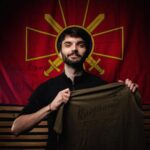 Vitalii Hordiienko Instagram - РОЗІГРАШ ФУТБОЛКИ ТА ПРАПОРУ ЗСУ З ПІДПИСАМИ ЗАЛУЖНОГО🔥 🇺🇦Умови участі у розіграші: - Закинути 200 (можна і більше) гривень на Монобанку (посилання в шапці профілю) - Написати в коментарі ДО ДОНАТУ свою пошту або нік в інстаграмі (Обов‘язково) 🎯Ціль: зібрати 2 мільйони гривень. ❗️За них ми купимо для ГУР три джипи і 15 ecoflow delta 2 🎉12 ЛЮТОГО я оберу двох переможців! P.S. Прошу вашого поширення і активної участі. Тільки так ми зберемо ці кошти🥹 ❤️‍🩹Можете кидати і маленькі суми, якщо хочете підтримати збір. Розіграш організовано спільно з фондом @tse.moe.misto Ukraine