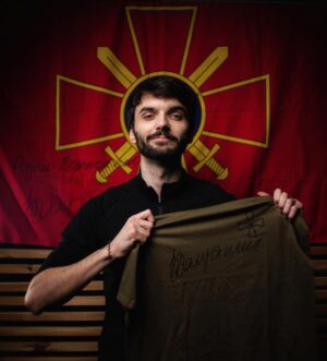 Vitalii Hordiienko Instagram - РОЗІГРАШ ФУТБОЛКИ ТА ПРАПОРУ ЗСУ З ПІДПИСАМИ ЗАЛУЖНОГО🔥 

🇺🇦Умови участі у розіграші:
- Закинути 200 (можна і більше) гривень на Монобанку (посилання в шапці профілю)
- Написати в коментарі ДО ДОНАТУ свою пошту або нік в інстаграмі (Обов‘язково)

🎯Ціль: зібрати 2 мільйони гривень.
❗️За них ми купимо для ГУР три джипи і 15 ecoflow delta 2

🎉12 ЛЮТОГО я оберу двох переможців! 

P.S. Прошу вашого поширення і активної участі. Тільки так ми зберемо ці кошти🥹

❤️‍🩹Можете кидати і маленькі суми, якщо хочете підтримати збір.

Розіграш організовано спільно з фондом @tse.moe.misto