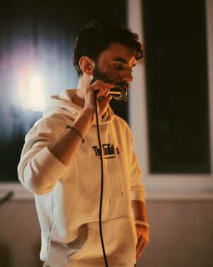 Vitalii Hordiienko Instagram - Отак несподівано, в кінці року, здійснив свою давню мрію – прочитати стендап🫣

Дякую @d.k.nazva за таку честь
І дякую ЗСУ, що ми маємо можливість здійснювати мрії. Сподіваюсь головна мрія збудеться вже в 2023. Для цього не забуваємо донатити, до речі, один важливий збір шукайте у мене в сторіс.
🔸
Гадаєте мені варто розвиватись в цьому напрямку?